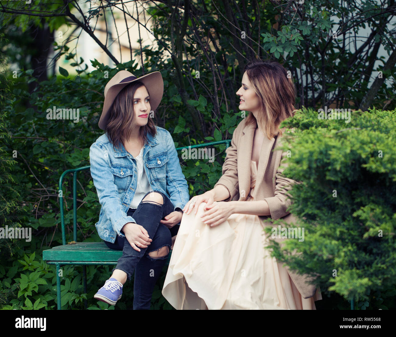 Hübsche Mädchen jungen Freunde Chatten im Freien, Lifestyle portrait Stockfoto