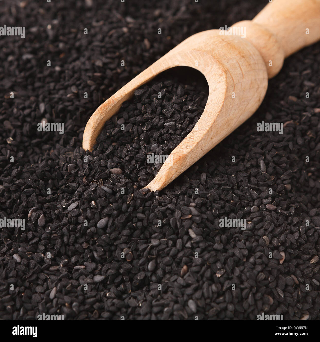 Haufen von schwarzem Sesam auf weißem Hintergrund Stockfoto