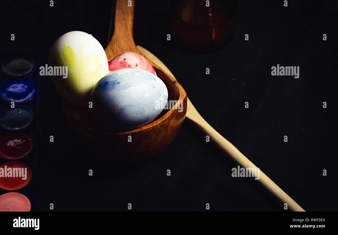 Satz von schlecht gefärbten Eiern Stockfoto