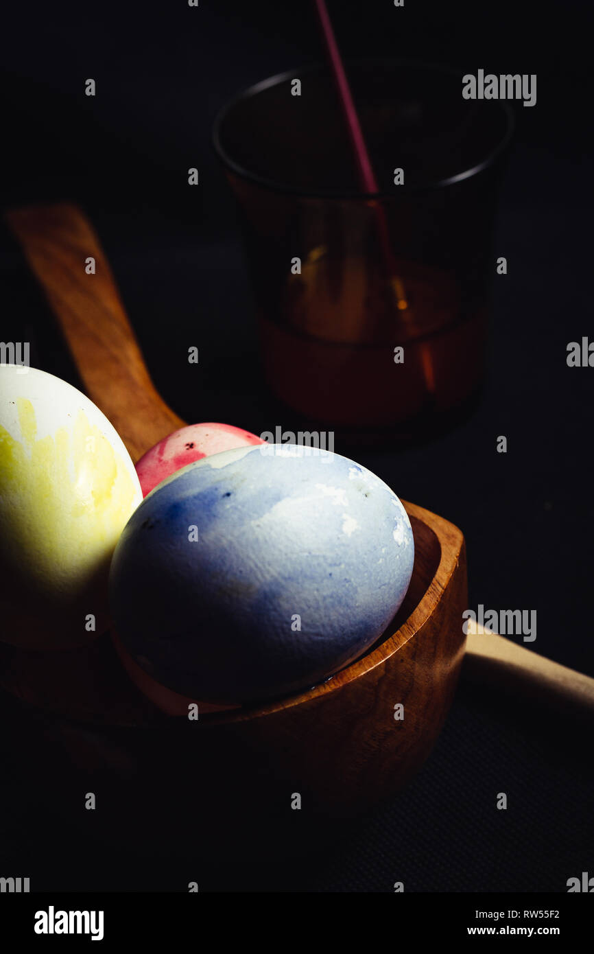 Satz von schlecht gefärbten Eiern Stockfoto