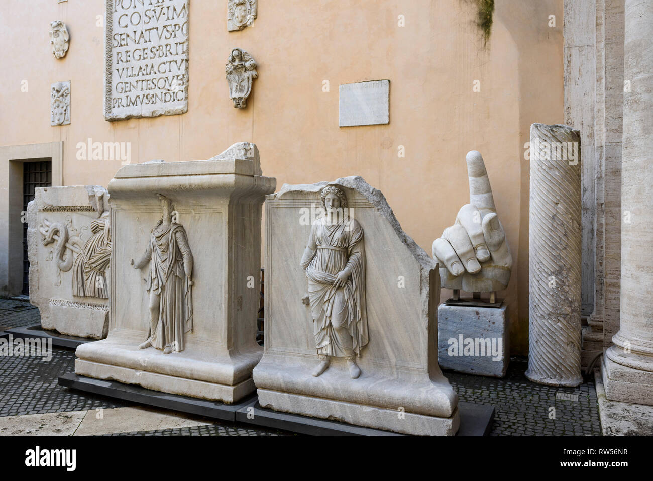 Rom. Italien. Reliefs mit personifikationen der Provinzen und Trophäen von Waffen in den Innenhof des Palazzo dei Conservatori, aus dem Tempel des Hadrian, Stockfoto