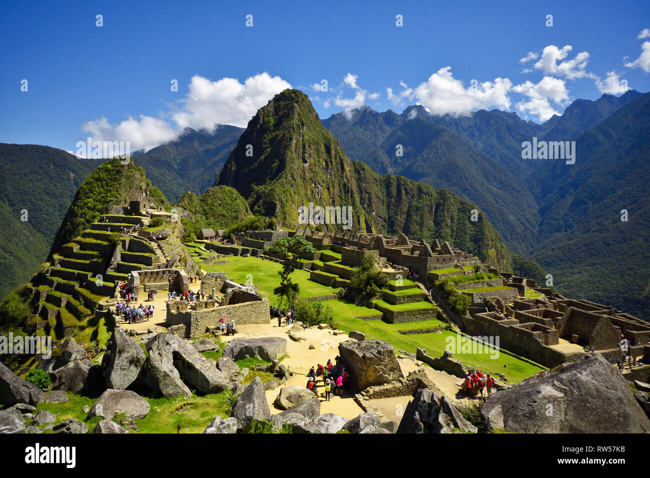 Blick auf die verlorene Inka-Stadt Machu Picchu in der Nähe von Cusco, Peru. Machu Picchu ist eine peruanische historische Heiligtum. Im Vordergrund sind Menschen zu sehen. Stockfoto