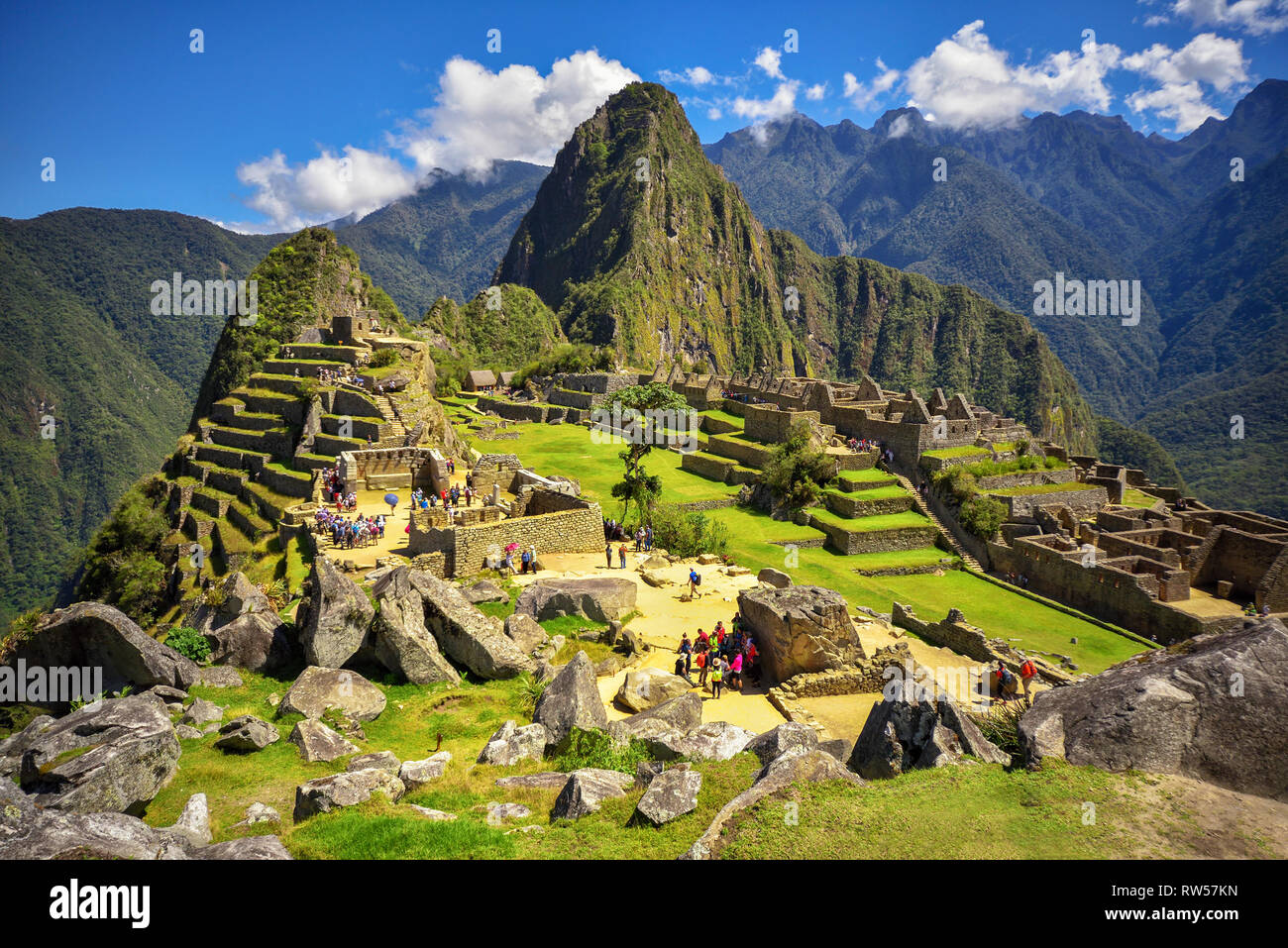 Blick auf die verlorene Inka-Stadt Machu Picchu in der Nähe von Cusco, Peru. Machu Picchu ist eine peruanische historische Heiligtum. Im Vordergrund sind Menschen zu sehen. Stockfoto