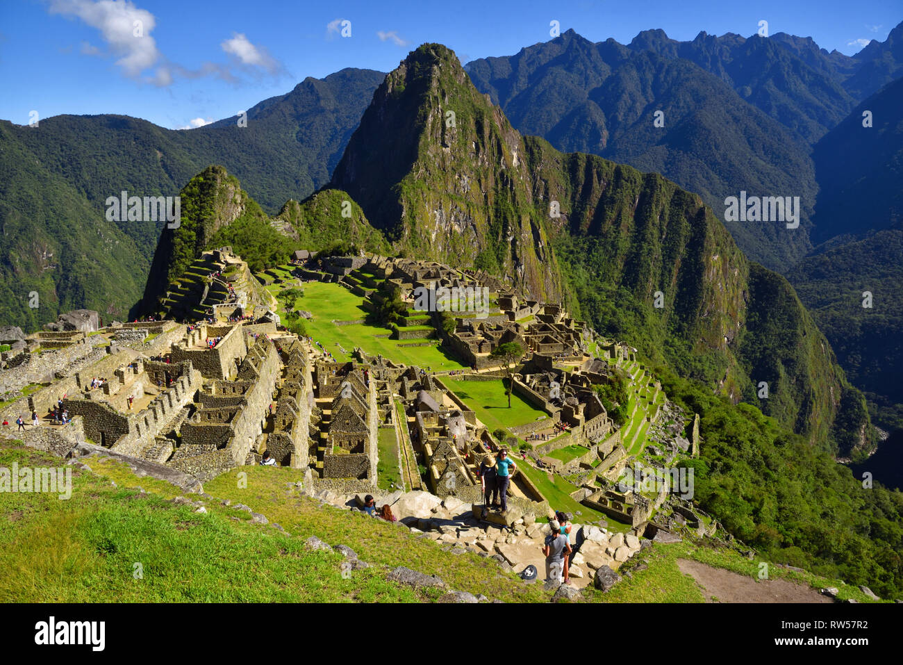 Blick auf die verlorene Inka-Stadt Machu Picchu in der Nähe von Cusco, Peru. Machu Picchu ist eine peruanische historische Heiligtum. Im Vordergrund sind Menschen zu sehen. Stockfoto