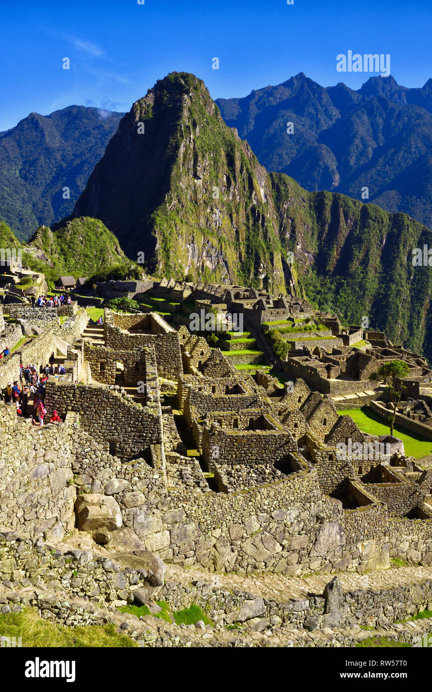Blick auf die verlorene Inka-Stadt Machu Picchu in der Nähe von Cusco, Peru. Machu Picchu ist eine peruanische historische Heiligtum. Im Vordergrund sind Menschen zu sehen. Stockfoto