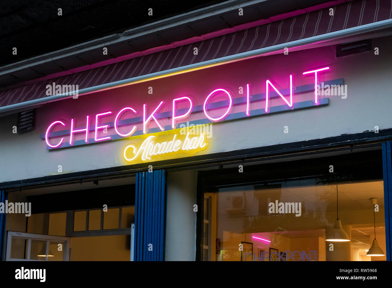 Checkpoint Arcade Bar, ein Ort, um Spiele zu spielen und bei einem Getränk und einem Snack in Sevilla, Spanien Stockfoto