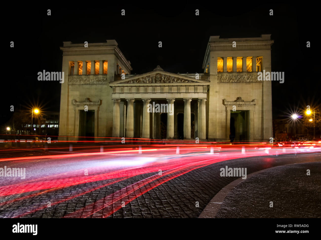 München Stadt bei Nacht mit roten Verkehr Auto Lichter Langzeitbelichtung im Kings Hotel Stockfoto