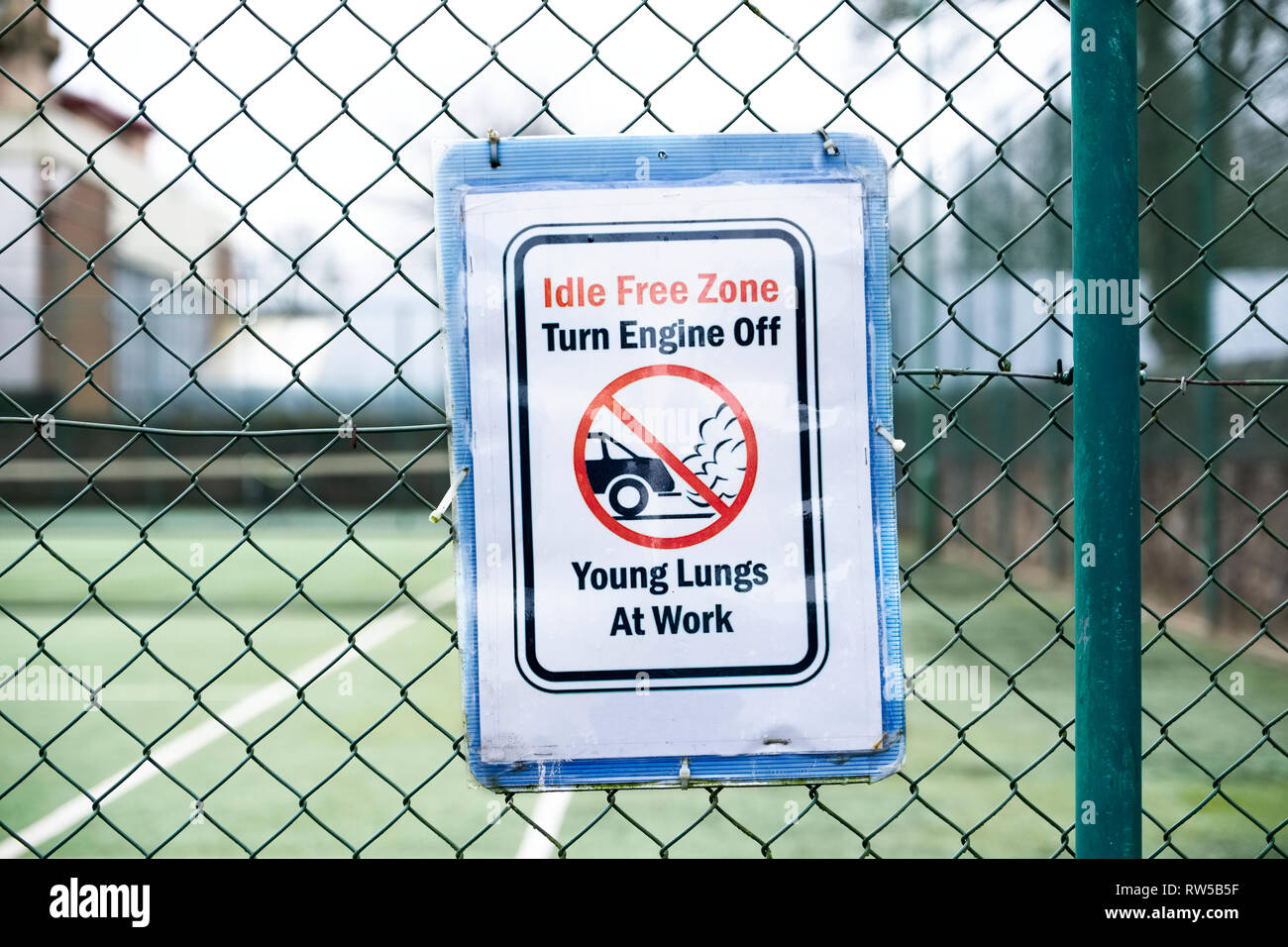 Kein Fahrzeug im Leerlauf Leerlauf Emissionen Luftverschmutzung junge Lungen zu spielen Zeichen außerhalb der Schule Stockfoto