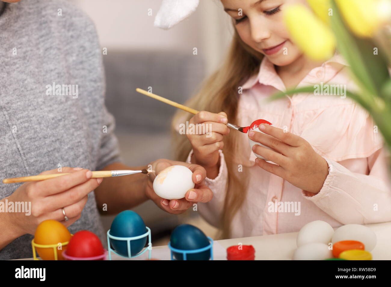 Mutter und Tochter Malerei Ostereier zu Hause Stockfoto