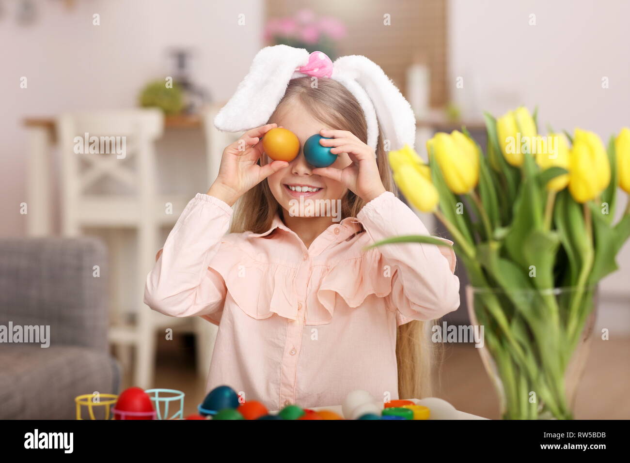 Mutter und Tochter Malerei Ostereier zu Hause Stockfoto