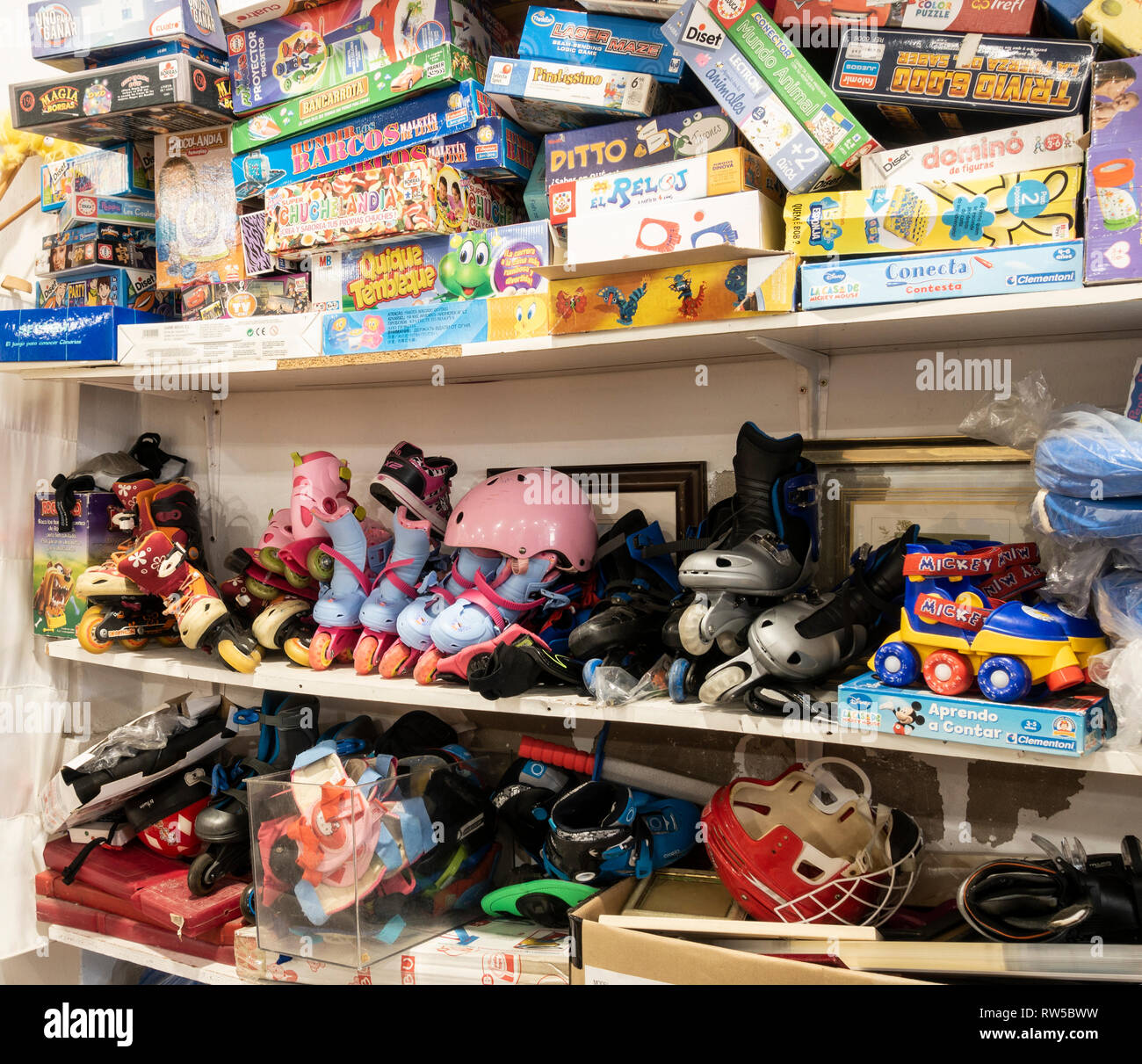 Gesellschaftsspiele, Spielzeug und roller blades in der Liebe shop in Spanien Stockfoto