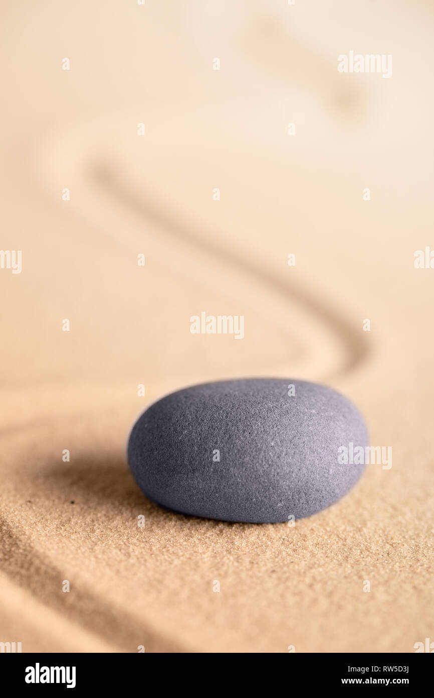 Zen Meditation Stein in einem japanischen Garten mit raked Sand. Rock für Fokussierung und Konzentration für die Balance und Spiritualität. Stockfoto