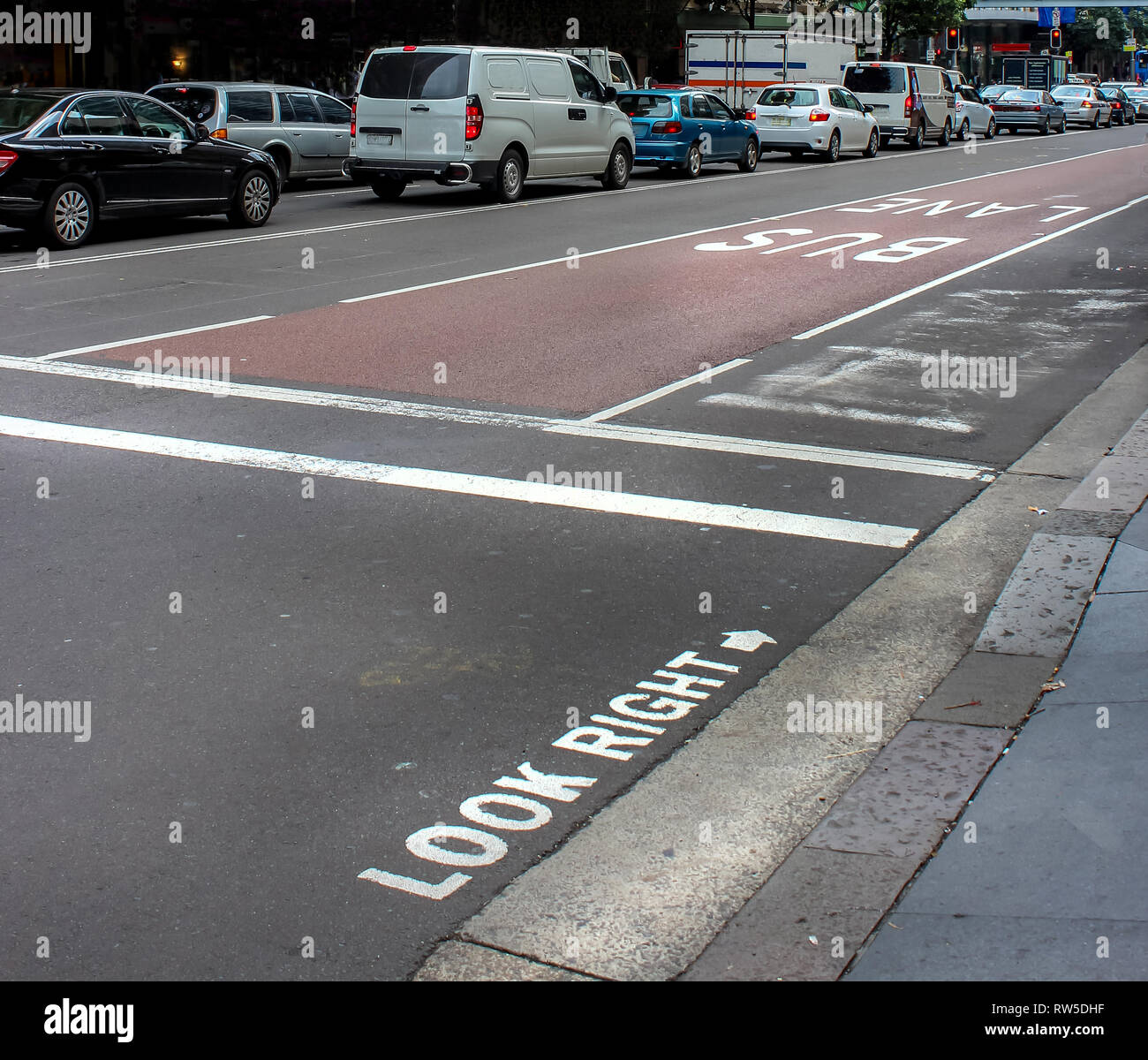 Links Verkehr Warnschild richtig in Sydney Touristen auf der Straße Unfall zu warnen. Stockfoto