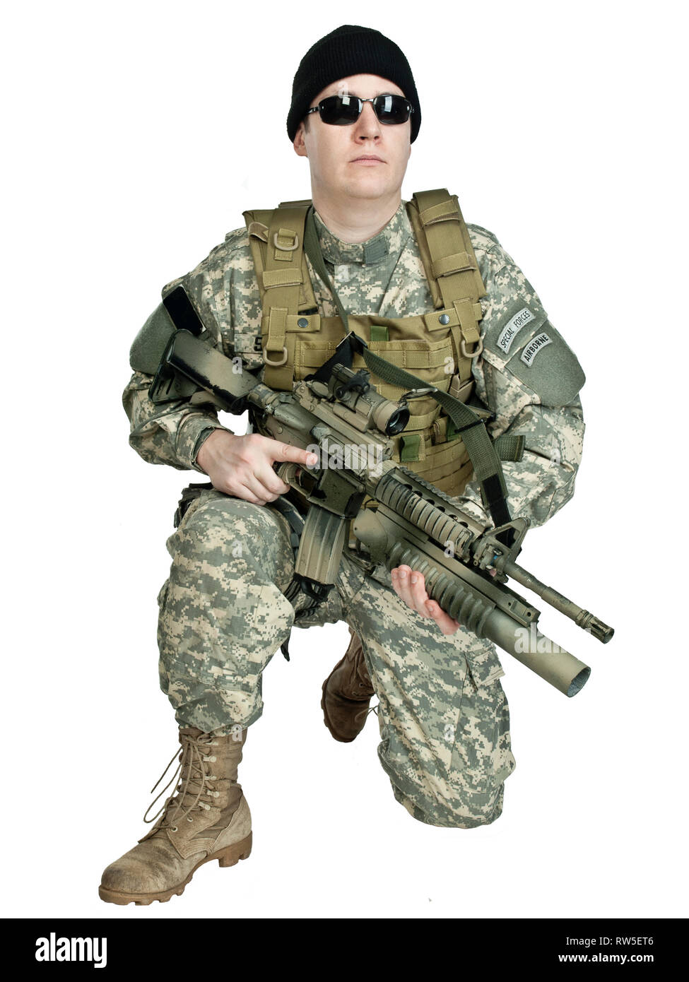 Us-Soldat mit seinem sturmgewehr auf weißem Hintergrund. Stockfoto