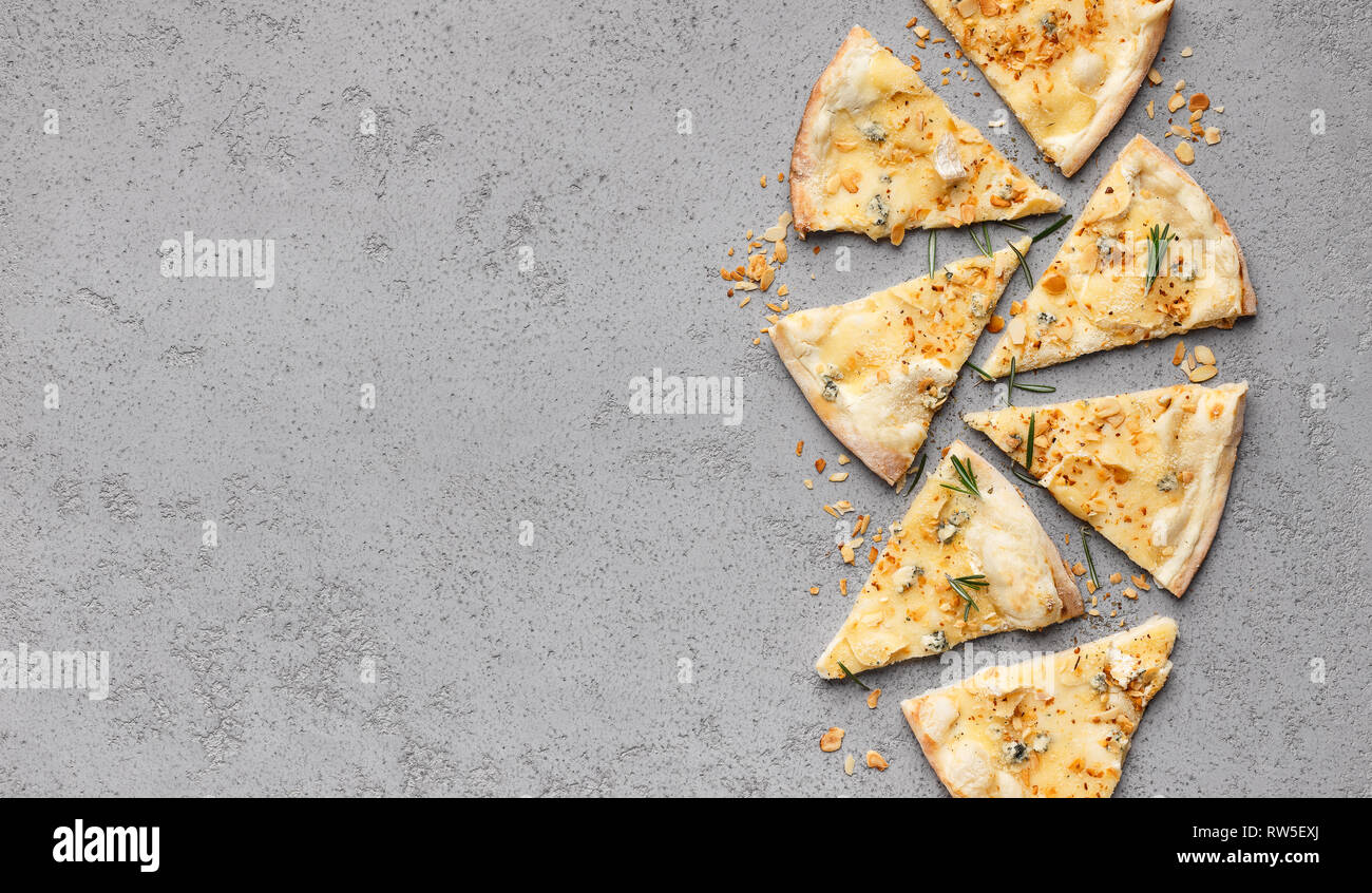 Cheesy Pizza in Scheiben schneiden auf grauem Hintergrund Stockfoto
