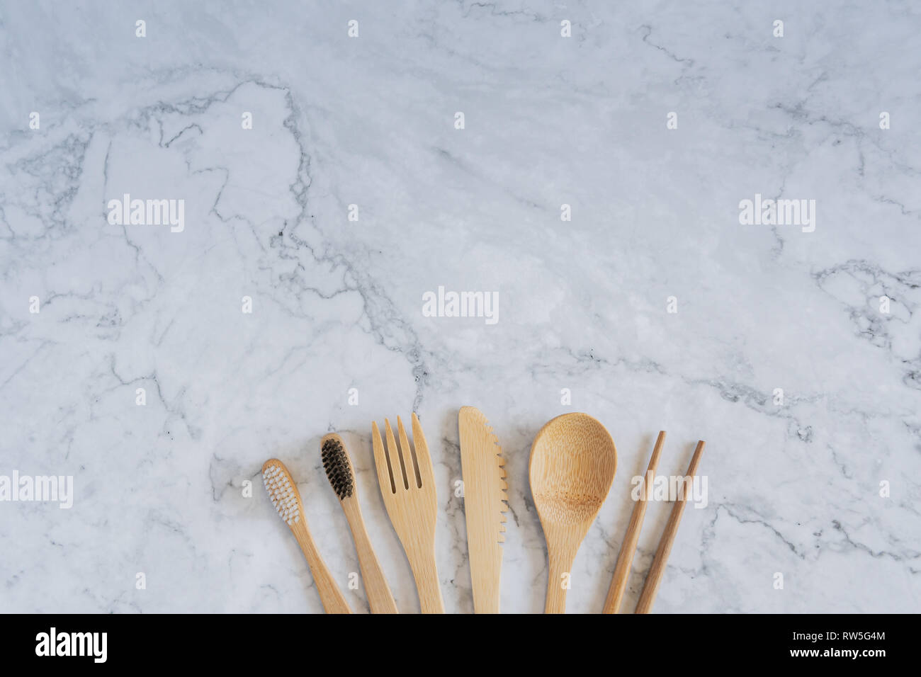 Bambus Holz Zahnbürste auf sauberen, weißen Marmor tisch Hintergrund Konzept für die Erde retten Tag, Welt, Kunststoff, Küche flach Stockfoto