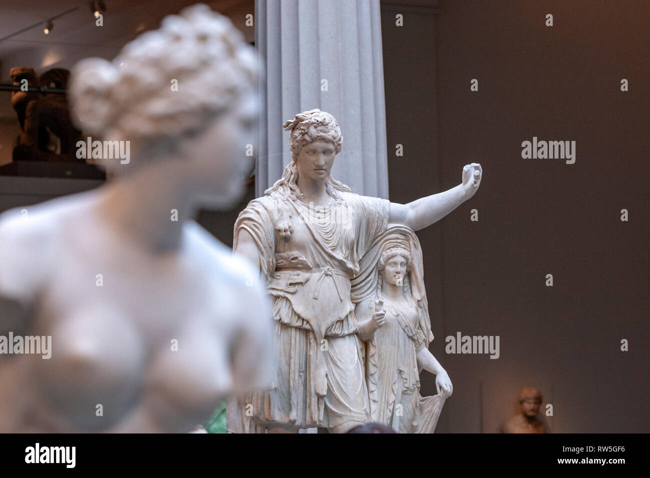 Marmor römische Statue des Dionysos in Anlehnung an eine weibliche Figur (' Hoffnung Dionysos'), das Metropolitan Museum der Kunst, Manhattan, New York USA Stockfoto