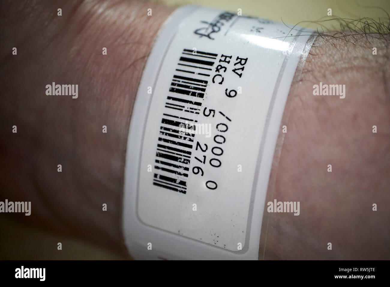 Patienten Handgelenk label Armband Aufnahme-, Etiketten- und Barcodedruckern im Krankenhaus Stockfoto