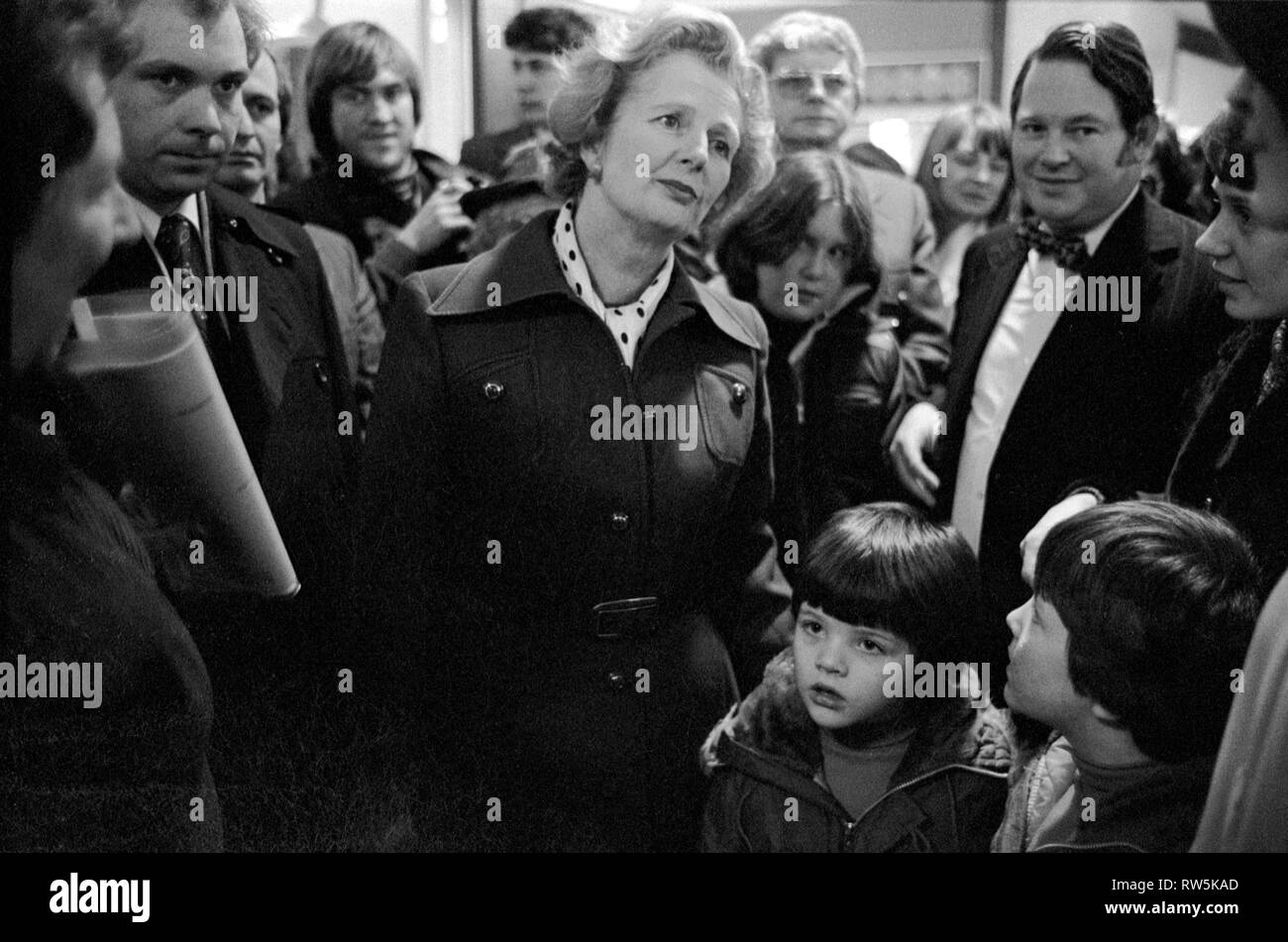 Frau Margaret Thatcher, die sich für die Parlamentswahlen 1979 in Northampton einsetzt. Treffen der lokalen Wähler auf einem Spaziergang. Zu ihrer Linken in der Fliege ist Michael Morris, Abgeordneter der Northampton South Tory, der jetzt Baron Naseby of Sandy ist. 1970er Jahre HOMER SYKES Stockfoto