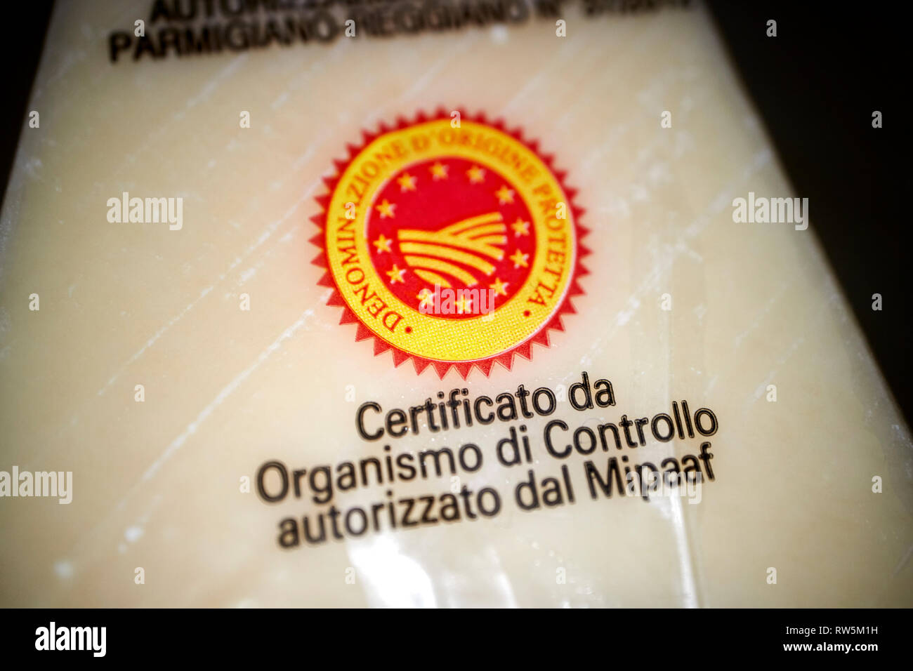 Zertifizierung Label auf Parmigiano Reggiano Stockfoto