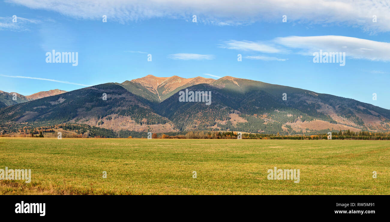 Hochauflösende Panorama der Westlichen Tatra (zapadne Tatry, Liptau) mit Baranec Peak, grünen Wiese im Vordergrund, die sich auf klare Herbst Tag. Stockfoto