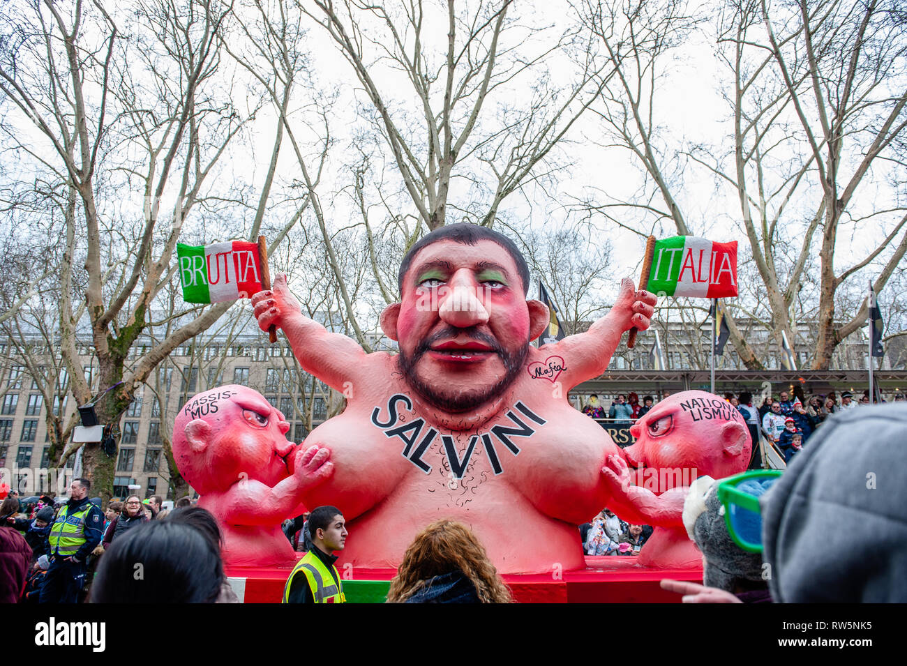 Abbildung von Salvini ist in einem der politisch themed gesehen schwebt der Satiriker Jacques Tilly während des Karnevals. In Düsseldorf, der Kalender der Karneval Veranstaltungen verfügt über nicht weniger als 300 Karneval zeigt, Bälle, Jubiläen, Empfänge und Kostüm Parteien. Das Motto dieser Saison ist "Gemeinsam Jeck" (gemeinsam Karneval). Die Feierlichkeiten ihren Höhepunkt in der Rose Montag Parade. Mehr als 30 Ensembles und 5.000 Teilnehmer an der Prozession durch die Stadt. Aufwändig gebaut und geschmückten Wagen Adresse kulturellen und politischen Fragen und Satirischen, lustigen und auch umstritten. Stockfoto