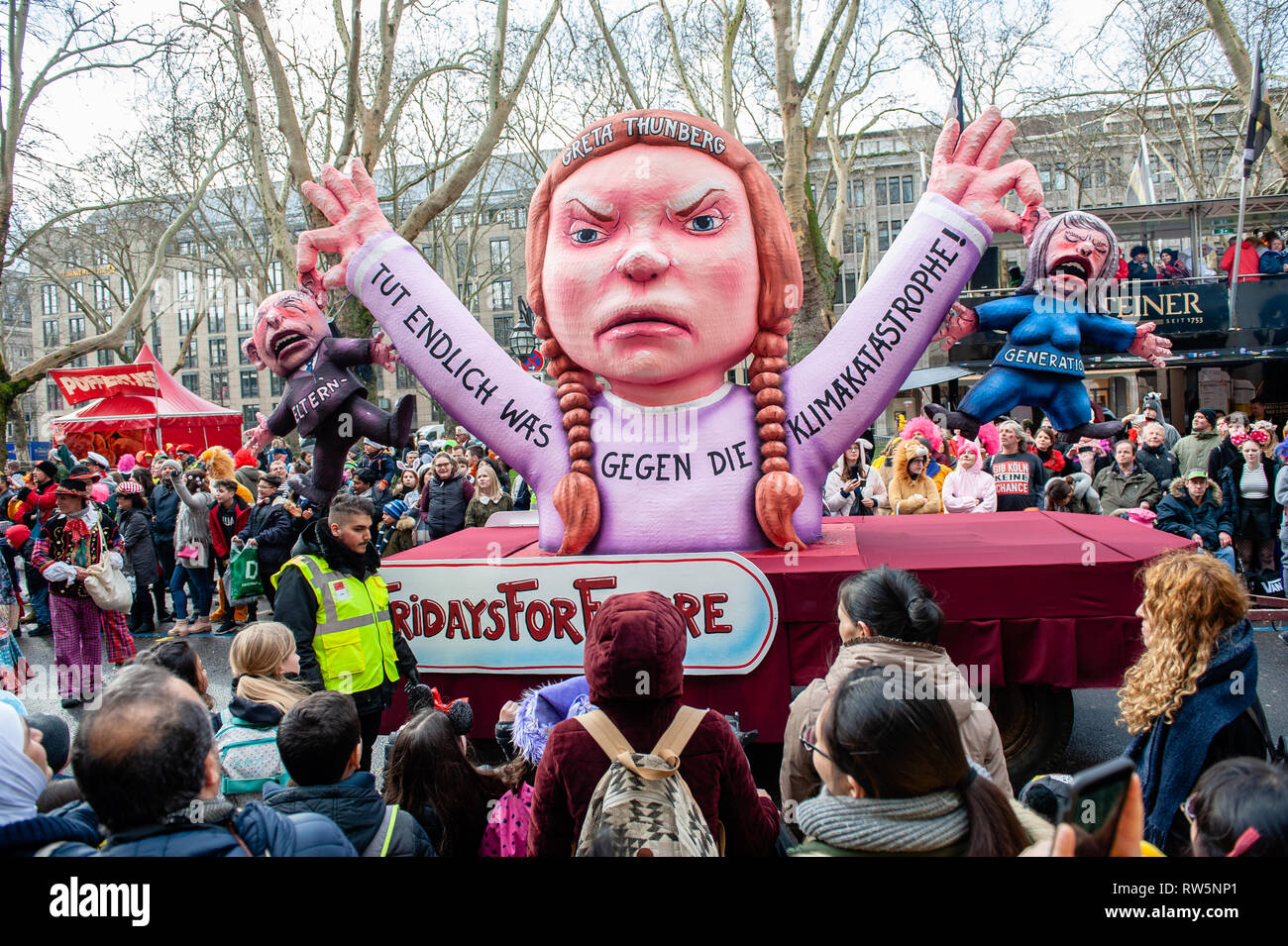 Abbildung der Aktivistin Greta Thunberg ist in einem der politisch themed  gesehen schwebt der Satiriker Jacques Tilly während des Karnevals. In  Düsseldorf, der Kalender der Karneval Veranstaltungen verfügt über nicht  weniger als