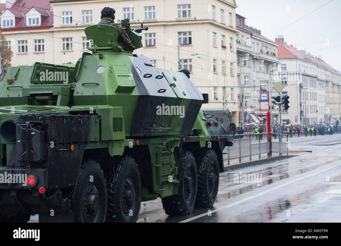 europ-ische-stra-e-prague-october-28-2018-soldaten-der-tschechischen-armee-reiten-rad