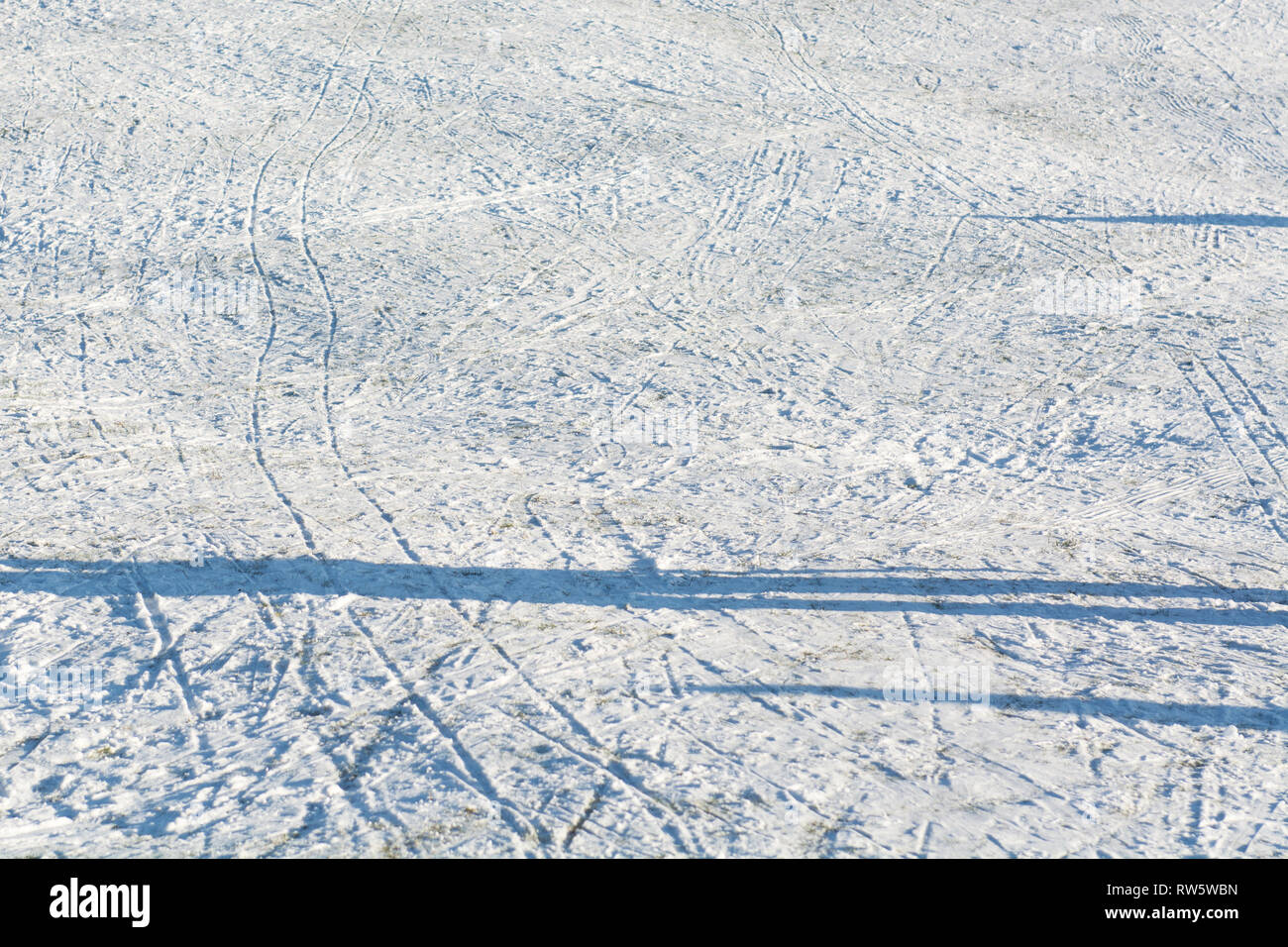 Spuren im Schnee draußen gesehen Stockfoto