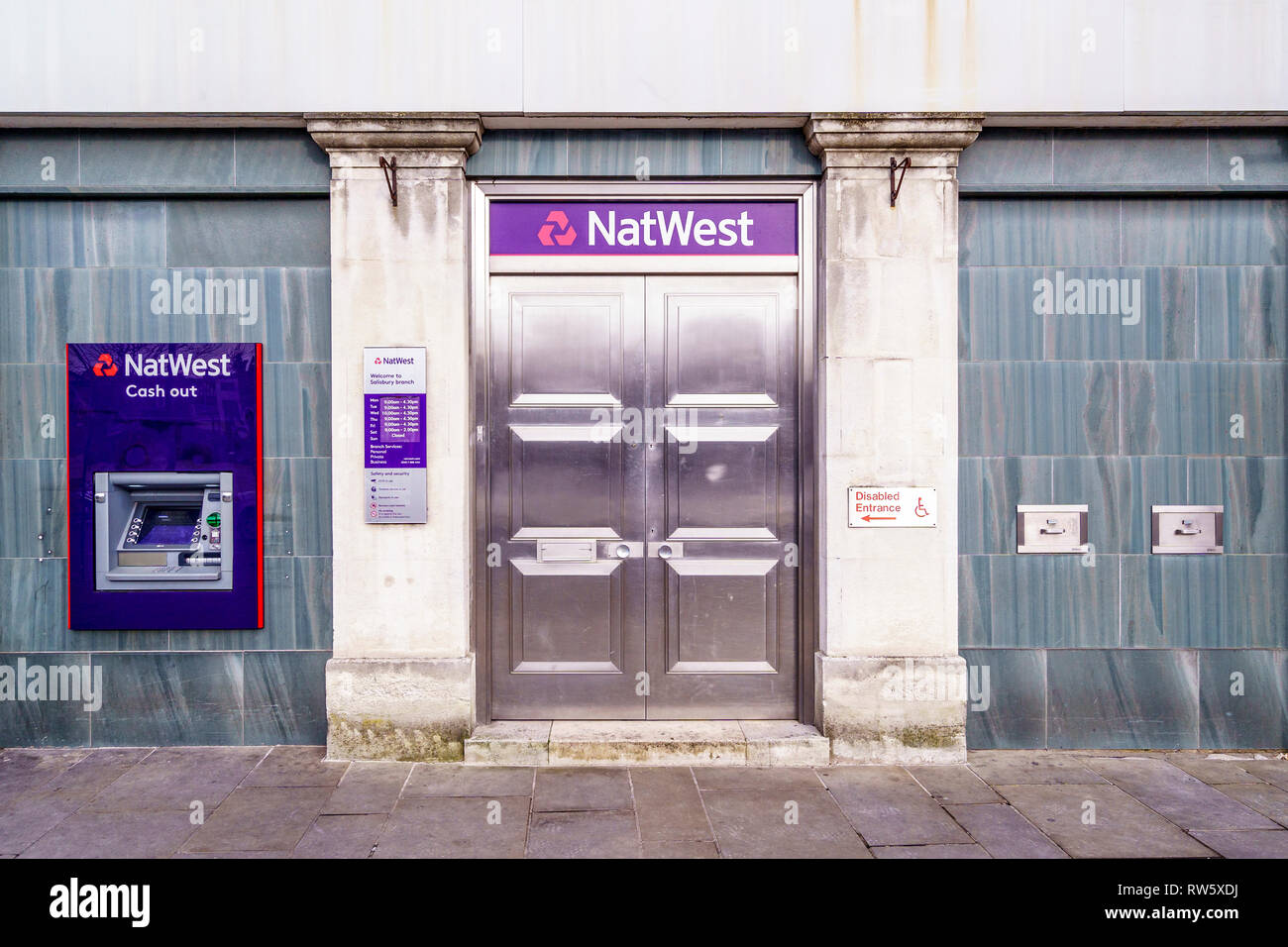 Edelstahl Türen und ATM Geldautomaten am Eingang um einen Zweig der NatWest Bank Stockfoto