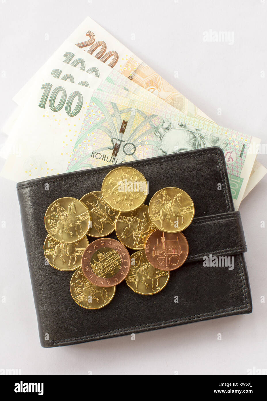 Tschechische Münze auf den verschiedenen tschechischen Banknoten Geld mit Lederetui. Hundert Kronen, zwei hundert Kronen, zwanzig Kronen Münzen, 10 Stockfoto