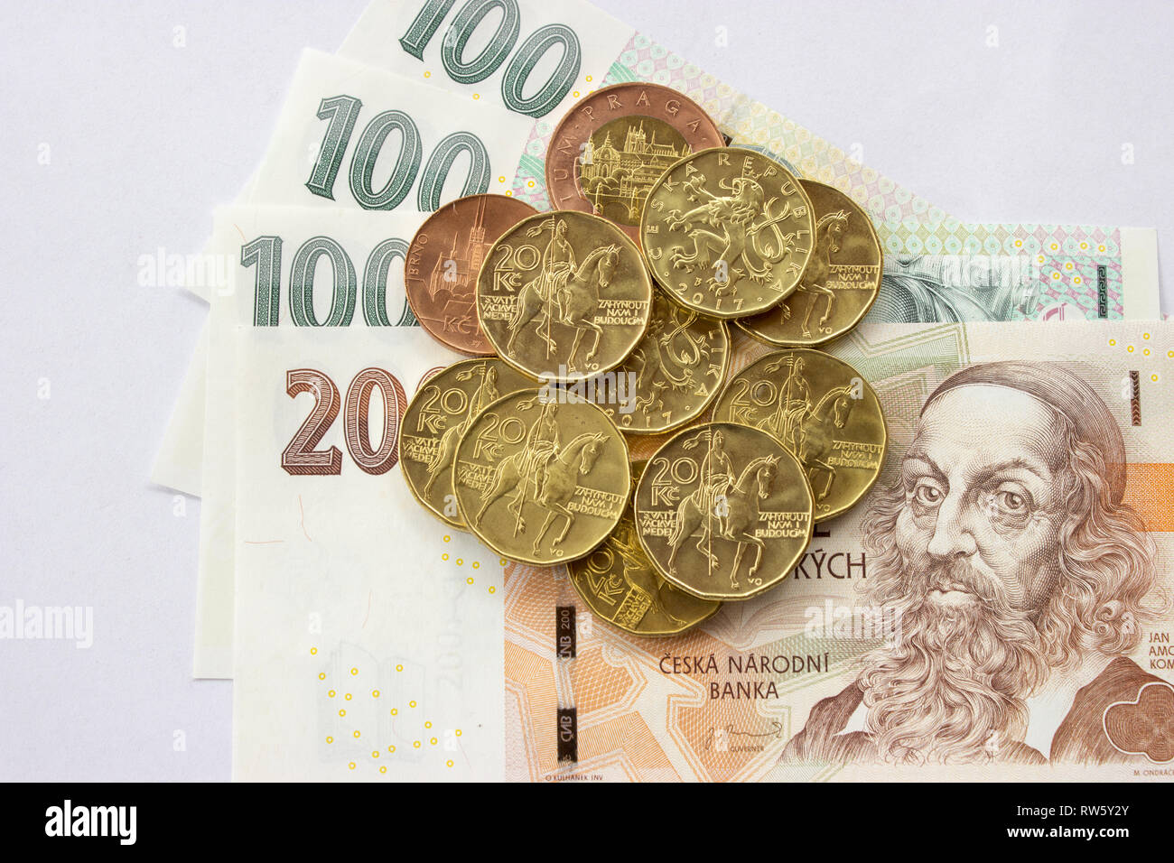 Tschechische Münze auf den verschiedenen tschechischen Banknoten Geld wie Hintergrund. Hundert Kronen, zwei hundert Kronen, zwanzig Kronen Münzen Stockfoto