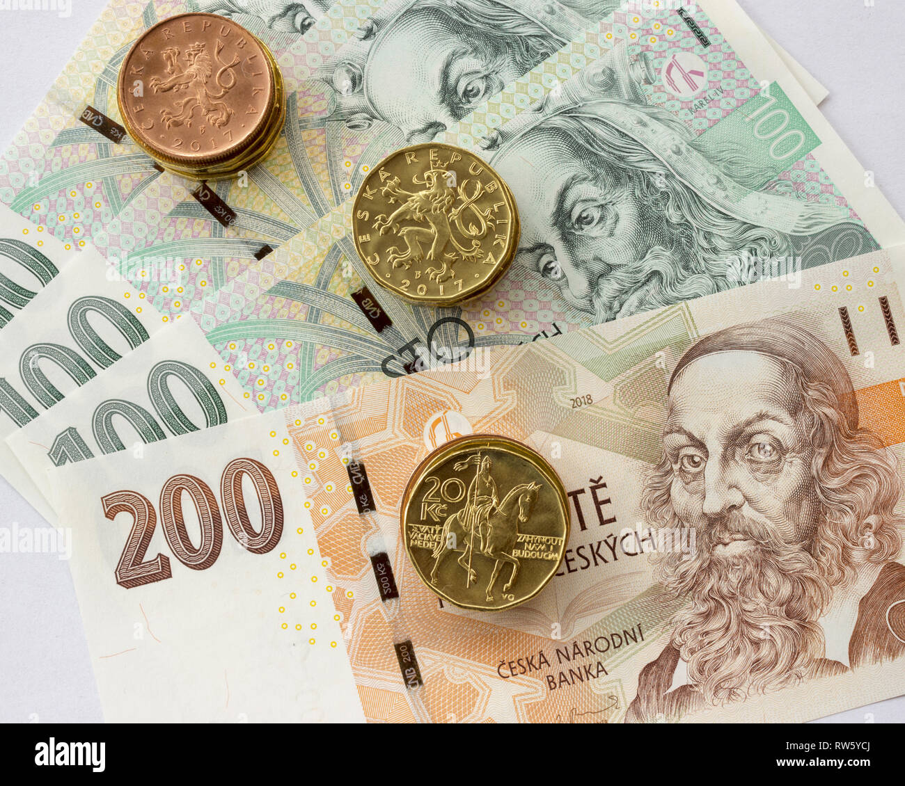 Tschechische Münze auf den verschiedenen tschechischen Banknoten Geld wie Hintergrund. Hundert Kronen, zwei hundert Kronen, zwanzig Kronen Münzen, 10 Stockfoto