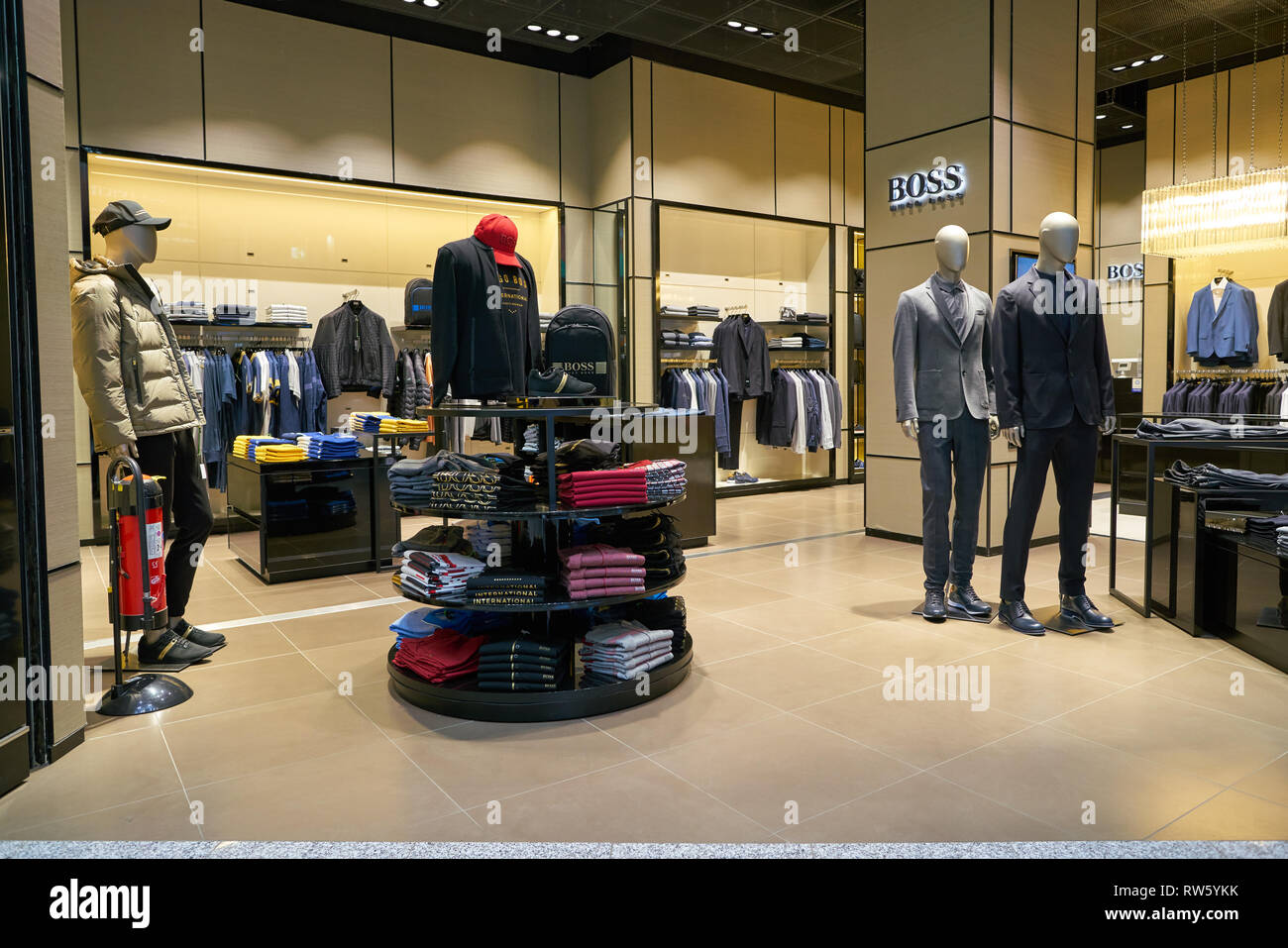 Düsseldorf, Deutschland - ca. Oktober 2018: Hugo Boss Shop im Flughafen  Düsseldorf. Die Hugo Boss AG ist ein deutscher Luxus Fashion House  Stockfotografie - Alamy