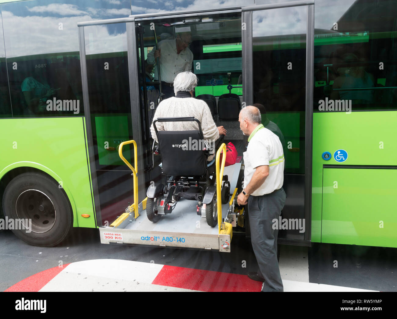Busfahrer helfen -Fotos und -Bildmaterial in hoher Auflösung – Alamy