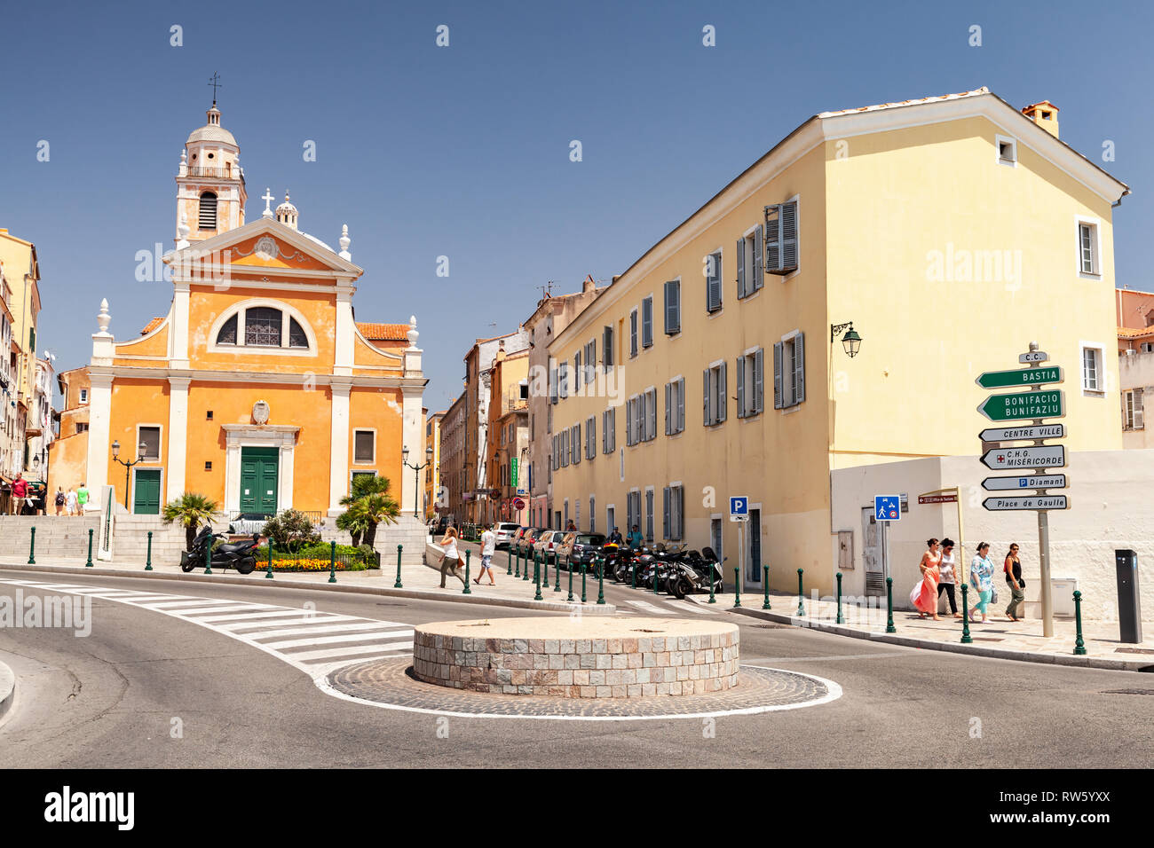 Ajaccio, Frankreich - Juli 6, 2015: Street View von Ajaccio mit der Kathedrale Unserer Lieben Frau von der Himmelfahrt. Gewöhnliche Menschen gehen auf die Straße Stockfoto