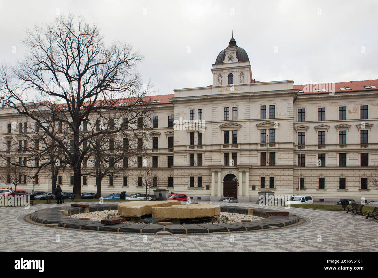 Fountain' der Fall der Zeit' (Propadliště času') und dem Justizpalast (Justiční palác Kinských) Platz im Stadtteil Smíchov in Prag, Tschechische Republik. Der Brunnen wurde auf dem Platz des Denkmals für die sowjetischen Tank installiert im Juli 1945 vorgestellt wurde und in den 90er Jahren entfernt. Die Justiz Palace befindet sich im Gebäude der ehemaligen Kaserne desR.Štefánik (Štefánikova kasárna) der tschechoslowakischen Armee untergebracht. Stockfoto