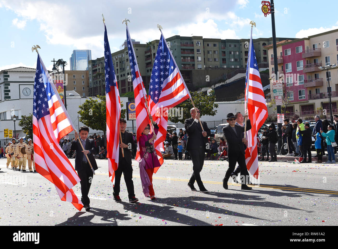 LOS ANGELES - Februar 9, 2019: Demonstranten, die amerikanische Flaggen am Los Angeles Chinese New Year Parade. Stockfoto