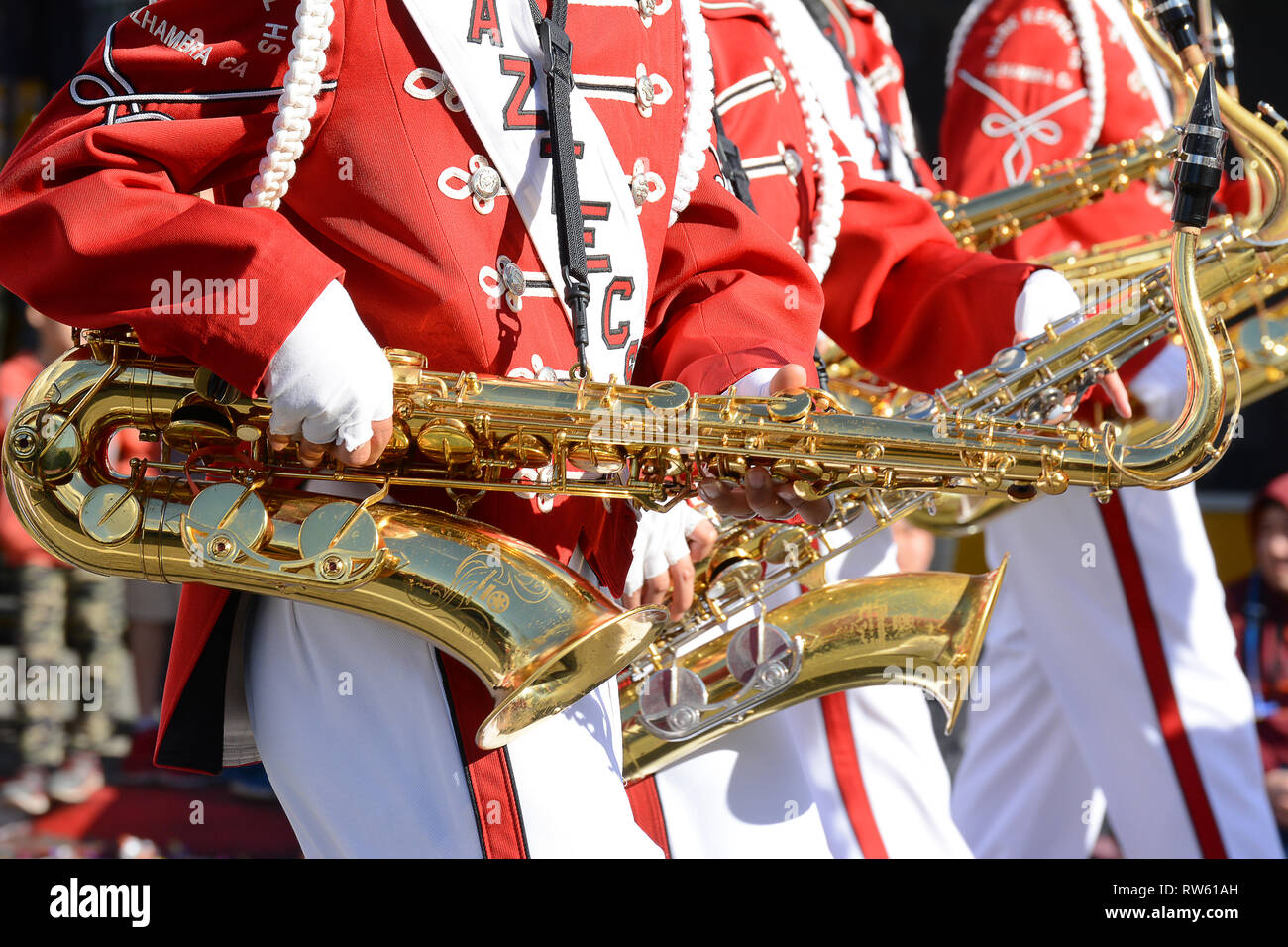LOS ANGELES - Februar 9, 2019: Aztec Marching Band Nahaufnahme von saxophonen im Golden Dragon Parade Feiern zum chinesischen Neujahrsfest. Stockfoto
