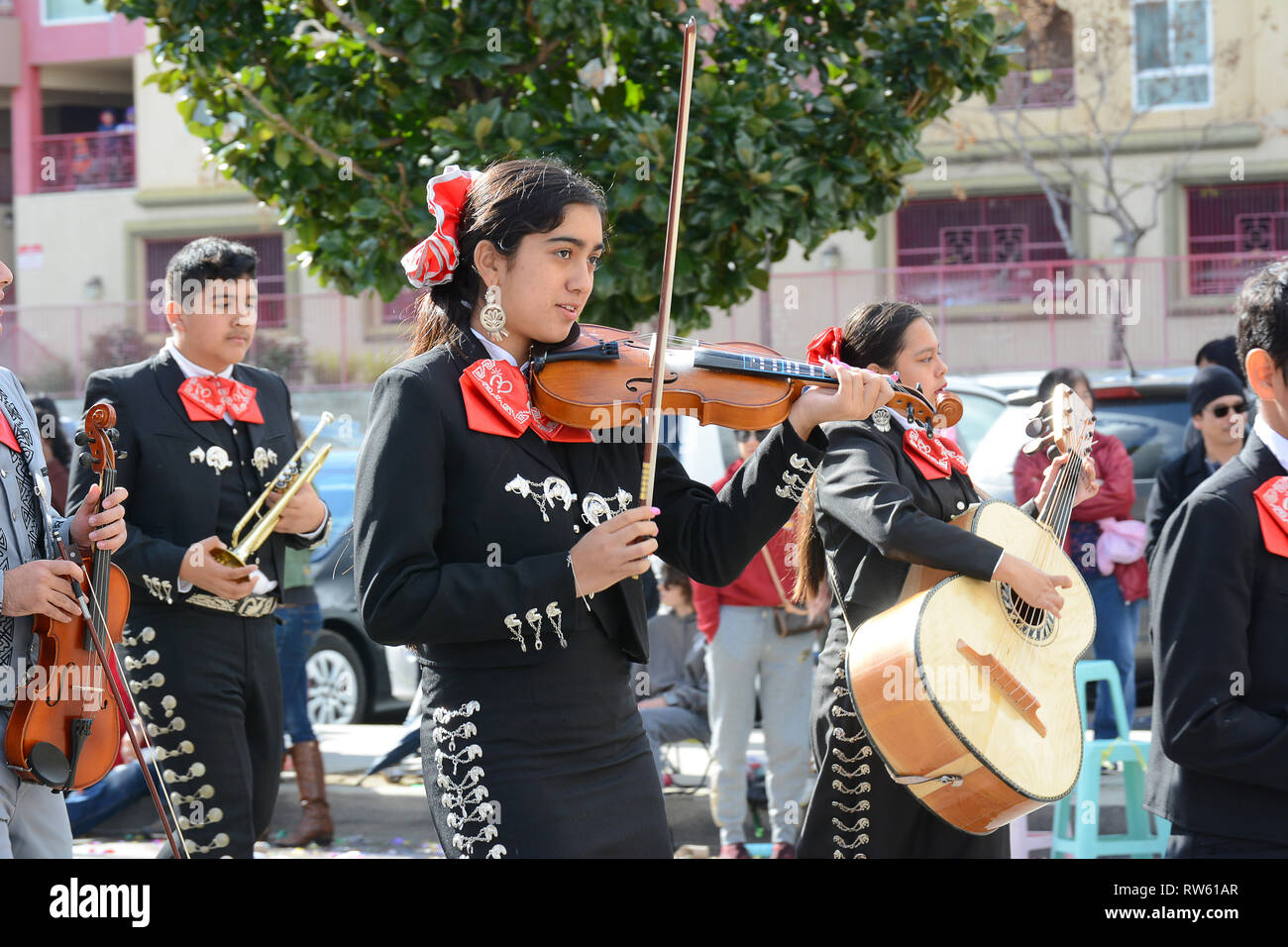 LOS ANGELES - Februar 9, 2019: Mariachi Musiker am Golden Dragon Parade Feiern zum chinesischen Neujahrsfest. Stockfoto