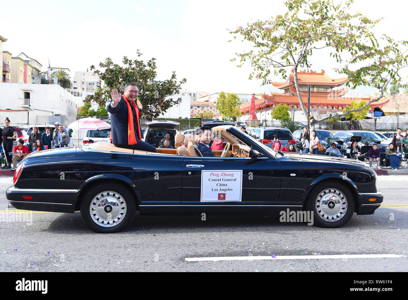 LOS ANGELES - Februar 9, 2019: Ping Zhang der Generalkonsul Chinas in der Los Angeles Chinese New Year Parade. Stockfoto