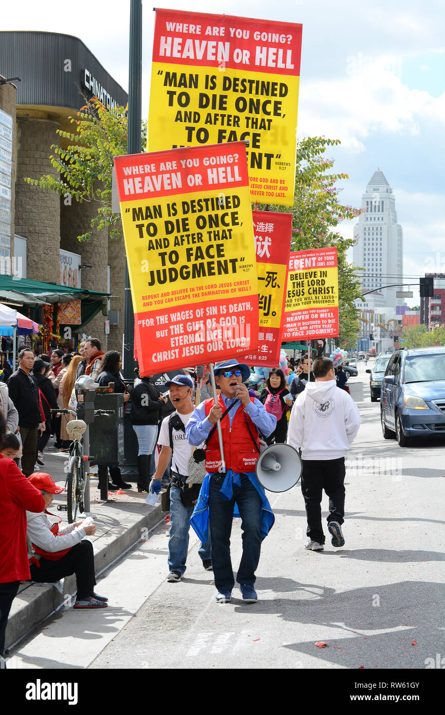 LOS ANGELES - Februar 9, 2019: Religiöse Demonstranten am Los Angeles Chinese New Year Parade. Stockfoto