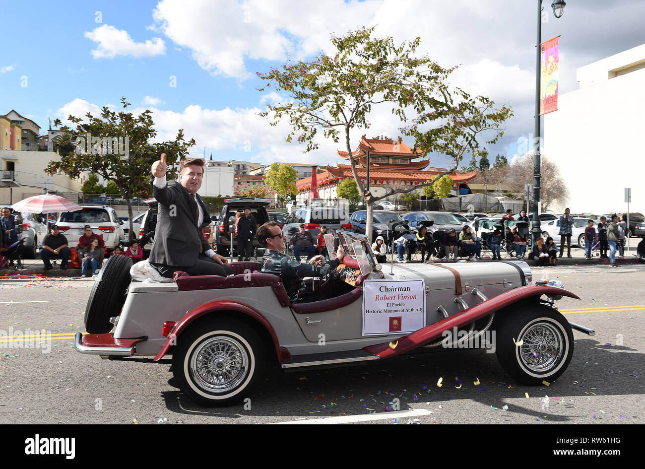 LOS ANGELES - Februar 9, 2019: Robert Vinson Vorsitzender des El Pueblo Historisches Denkmal Behörde Fahrten im Los Angeles Chinese New Year Parade. Stockfoto