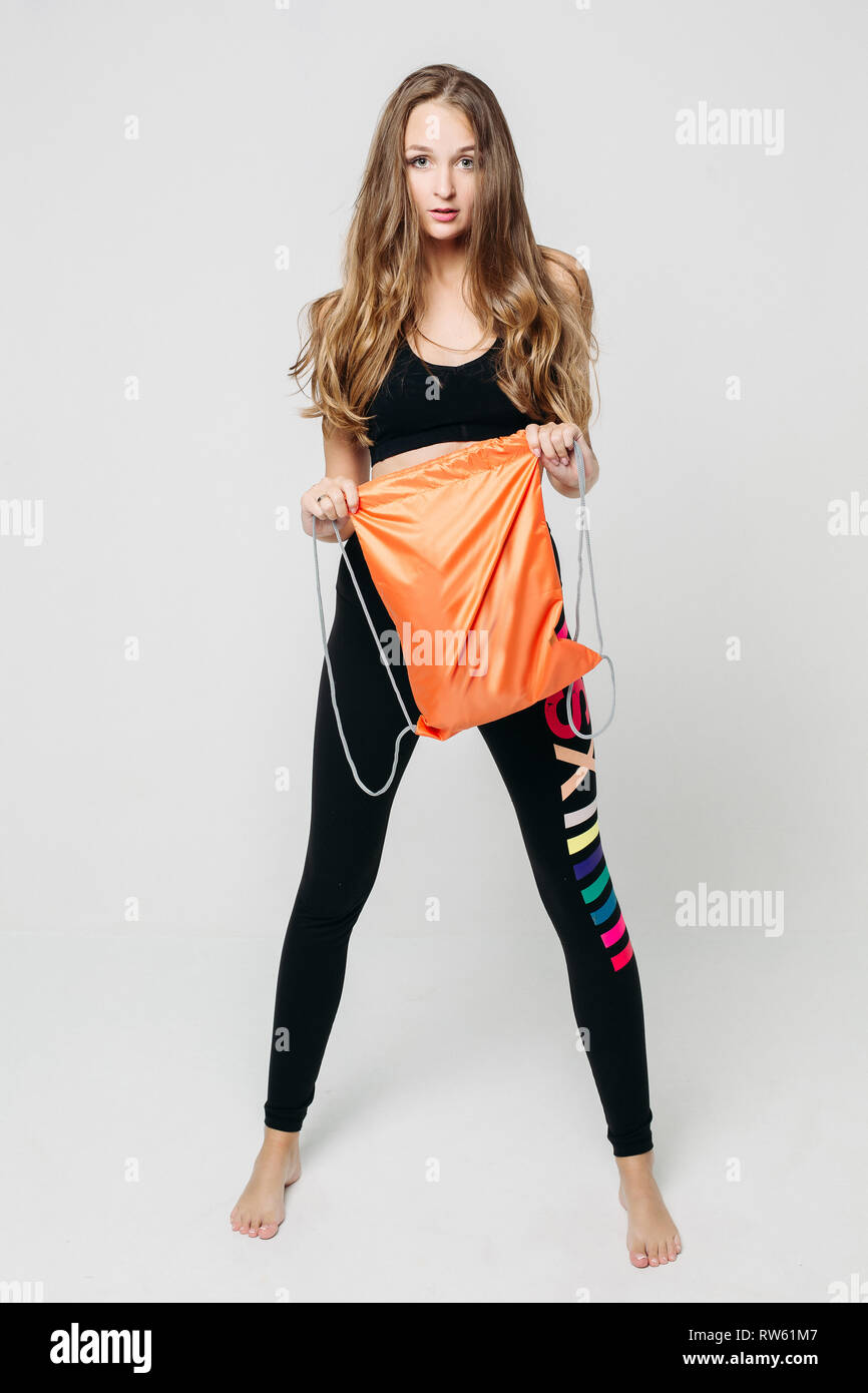 Sportliche Mädchen in Sportbekleidung posiert mit Rucksack Stockfotografie  - Alamy