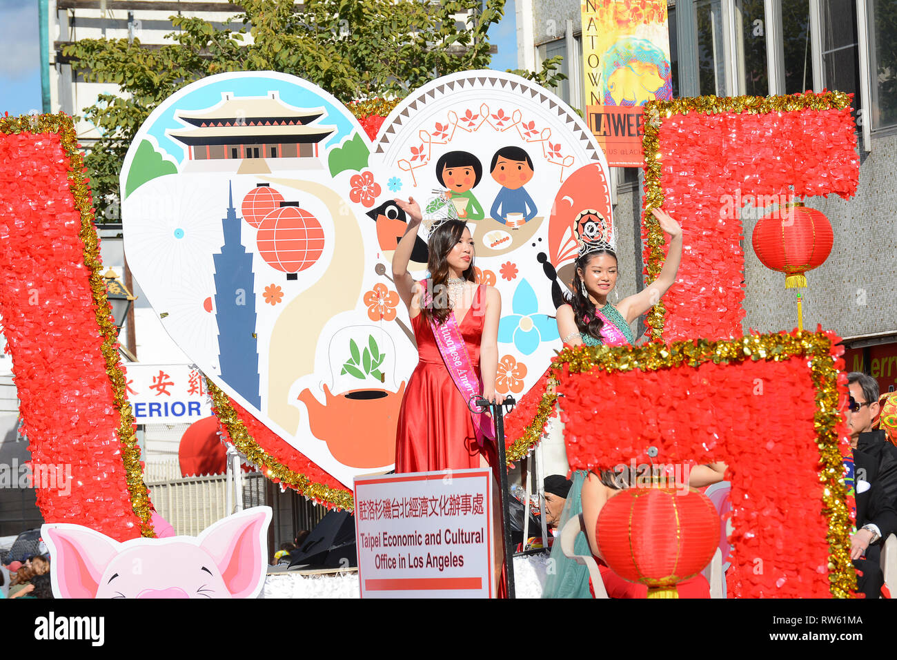 LOS ANGELES - Februar 9, 2019: Miss Taiwan Amerika auf der Taipei Wirtschafts- und Kulturbüro Schwimmer am Golden Dragon Parade, feiert die Stockfoto