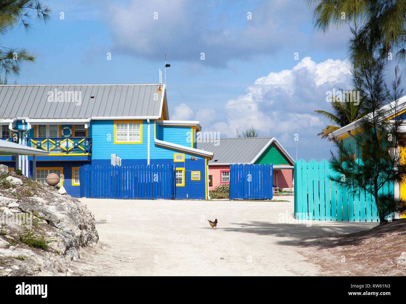 Bunte Holzhäuser auf touristische Insel wenig Stirrup Cay (Bahamas). Stockfoto