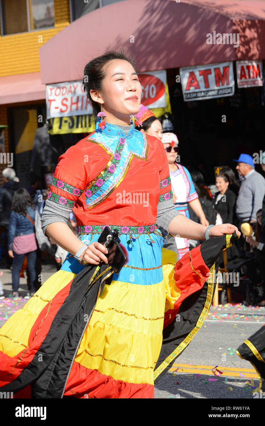 LOS ANGELES - Februar 9, 2019: Weiblich Thai Performer in Buntes Kleid im Golden Dragon Parade Feiern zum chinesischen Neujahrsfest. Stockfoto