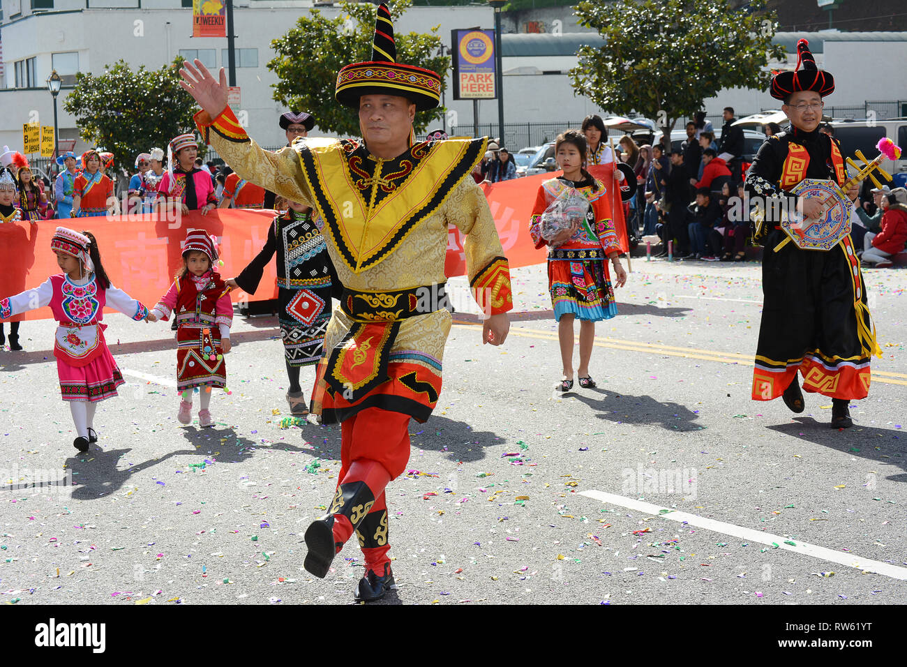 LOS ANGELES - Februar 9, 2019: Thai Darsteller in der traditionellen Tracht im Golden Dragon Parade Feiern zum chinesischen Neujahrsfest. Stockfoto