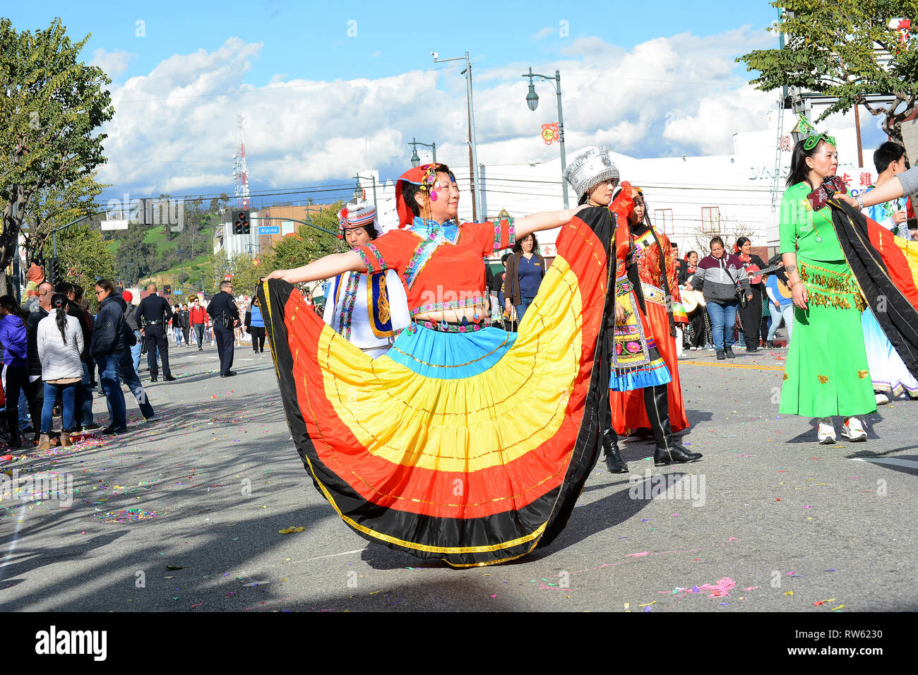 LOS ANGELES - Februar 9, 2019: Thai Frauen in massivem Messing Kostüm an der Los Angeles Chinese New Year Parade. Stockfoto