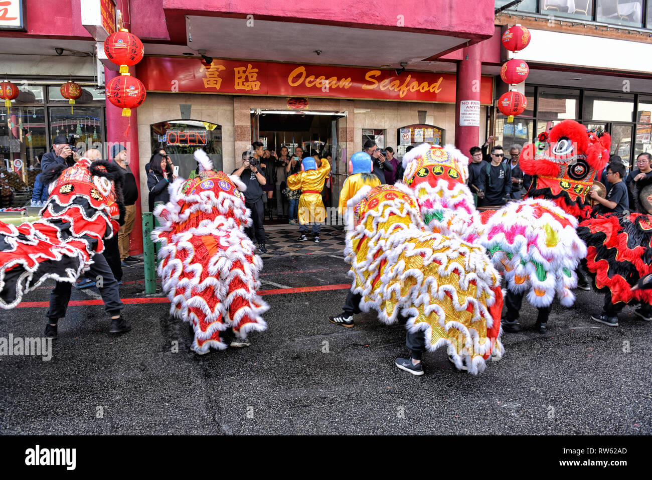 LOS ANGELES - Februar 9, 2019: Chinesischer Drache außerhalb Chinatown Restaurant am Golden Dragon, Chinese New Year Parade. Stockfoto